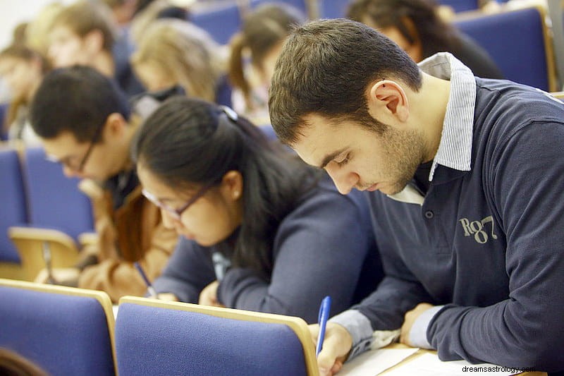 Sonhe com faltar à aula:o que isso significa?