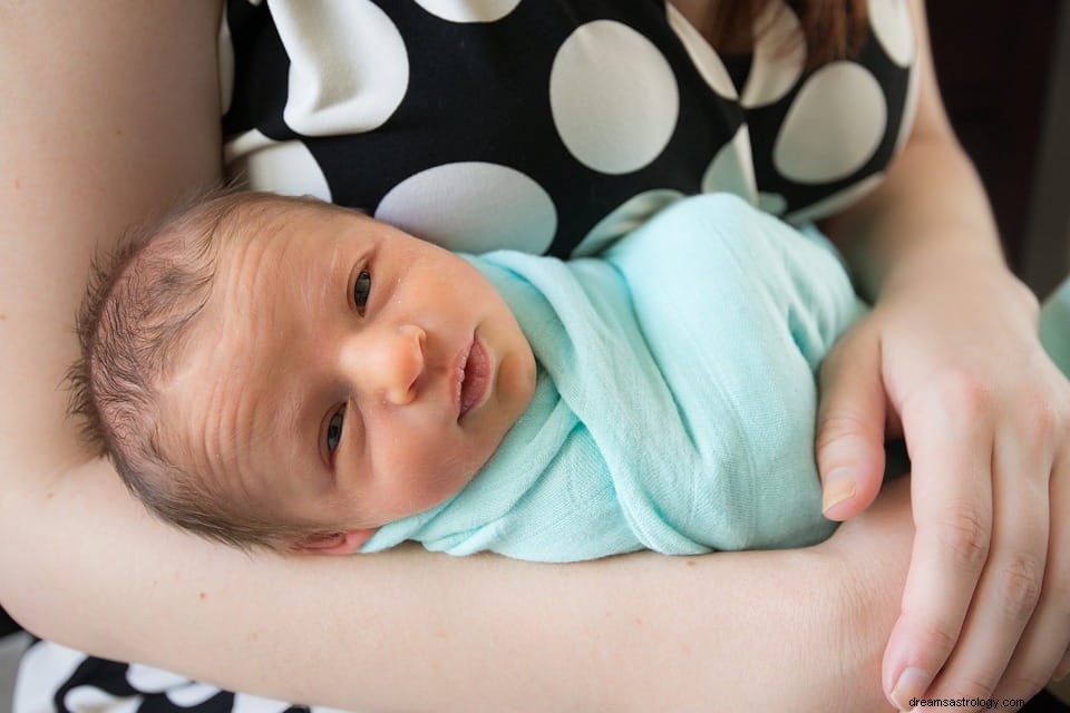 Drøm om at holde en baby:Alle fortolkninger, du bør vide