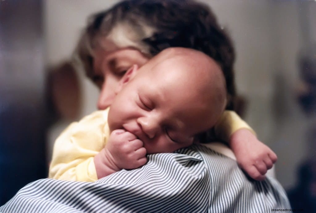 Der Traum, ein Baby zu halten:Alle Interpretationen, die Sie kennen sollten