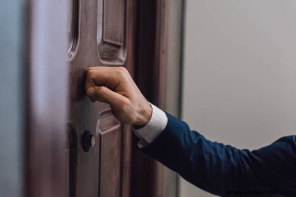 Ονειρευτείτε για κάποιον που στέκεται στην πόρτα σας:Ερμηνείες που πρέπει να γνωρίζετε
