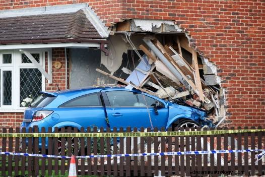 Significado de Soñar con Auto Chocando contra Casa