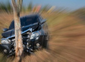 Significado de Soñar con Auto Golpeando un Árbol