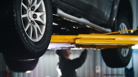 車を持ち上げる夢の意味