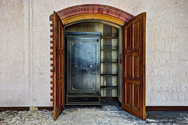 Von einem Schrank oder Schrank träumen, Schließfach