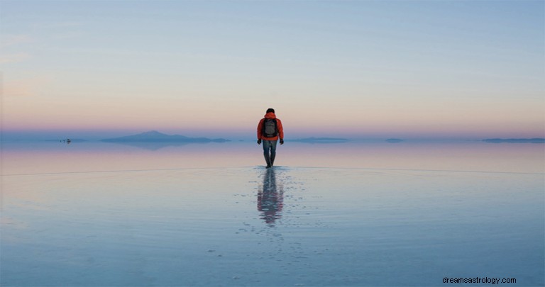 Droominterpretatie van wandelen op het water