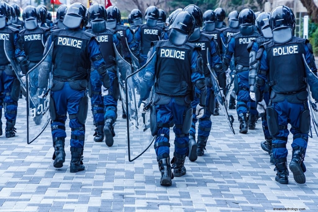 Politi – drømmebetydning og symbolikk