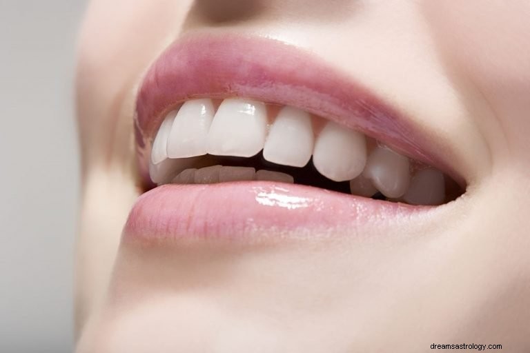 Weißer Zahn – Bedeutung und Symbolik von Träumen