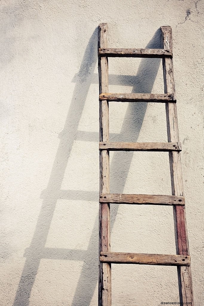 Escada – Significado e simbolismo dos sonhos