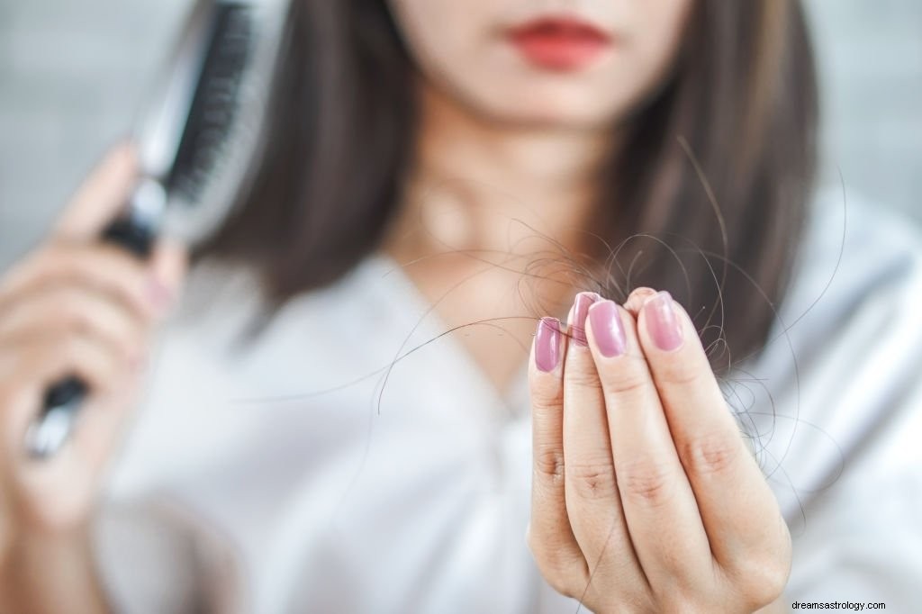 Caída del cabello – Significado y simbolismo de los sueños