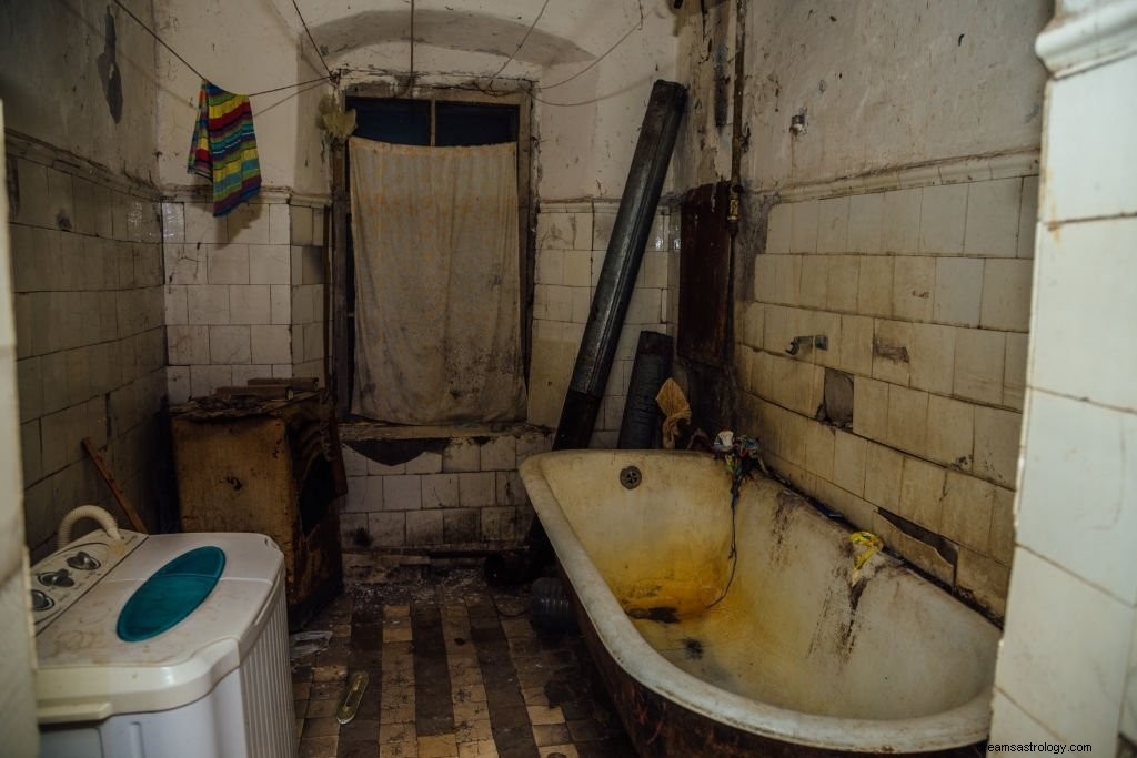 Beskidt badeværelse – drømmebetydning og symbolik