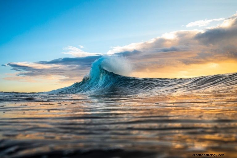 Wave – drømmebetydning og symbolik