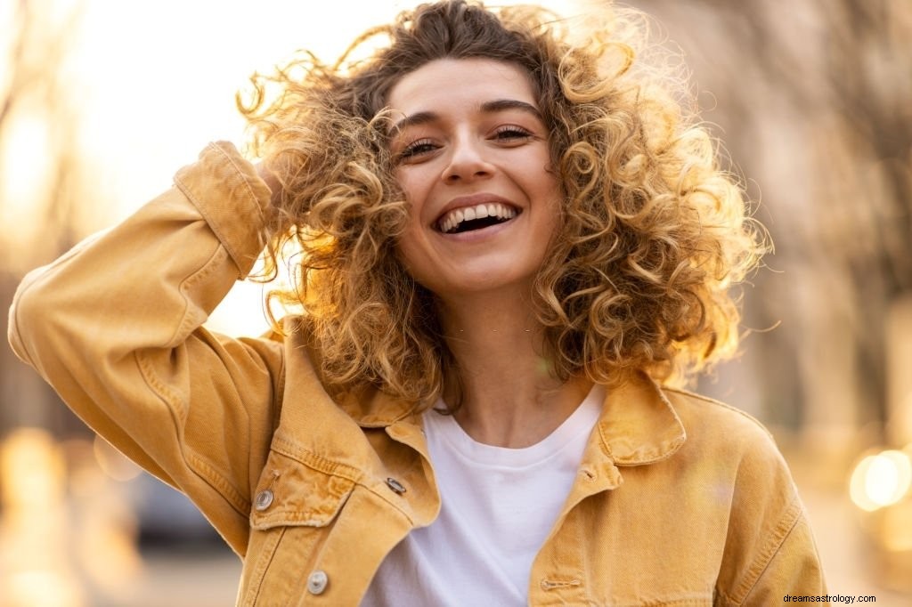 Grands cheveux - Signification et symbolisme des rêves