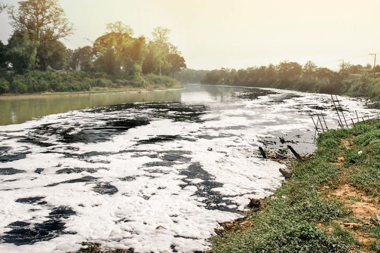 Brudna rzeka – znaczenie i symbolika snu