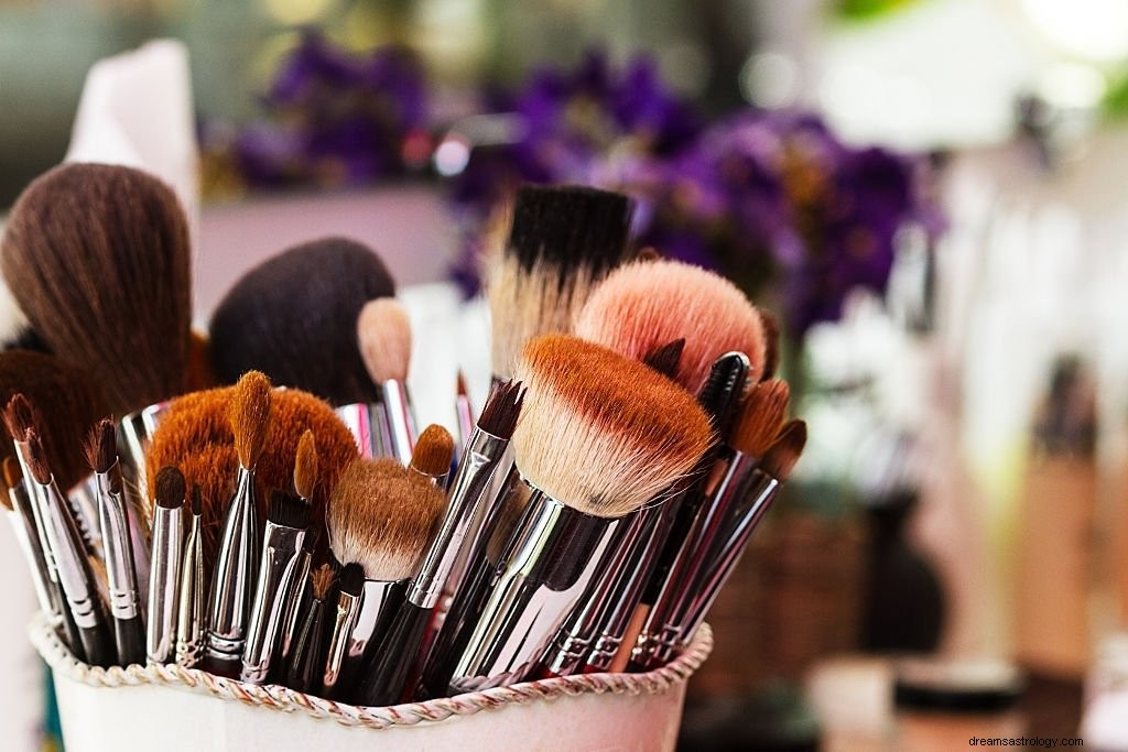 Makeup – Arti Mimpi dan Simbolisme