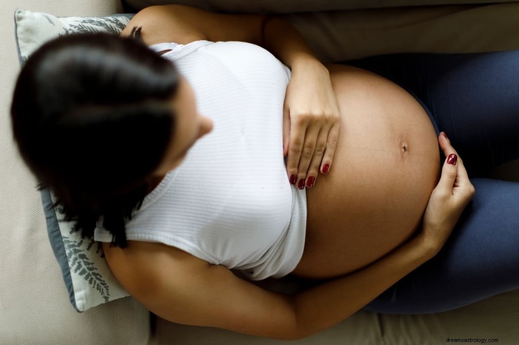 妊娠中のお腹 – 夢の意味と象徴