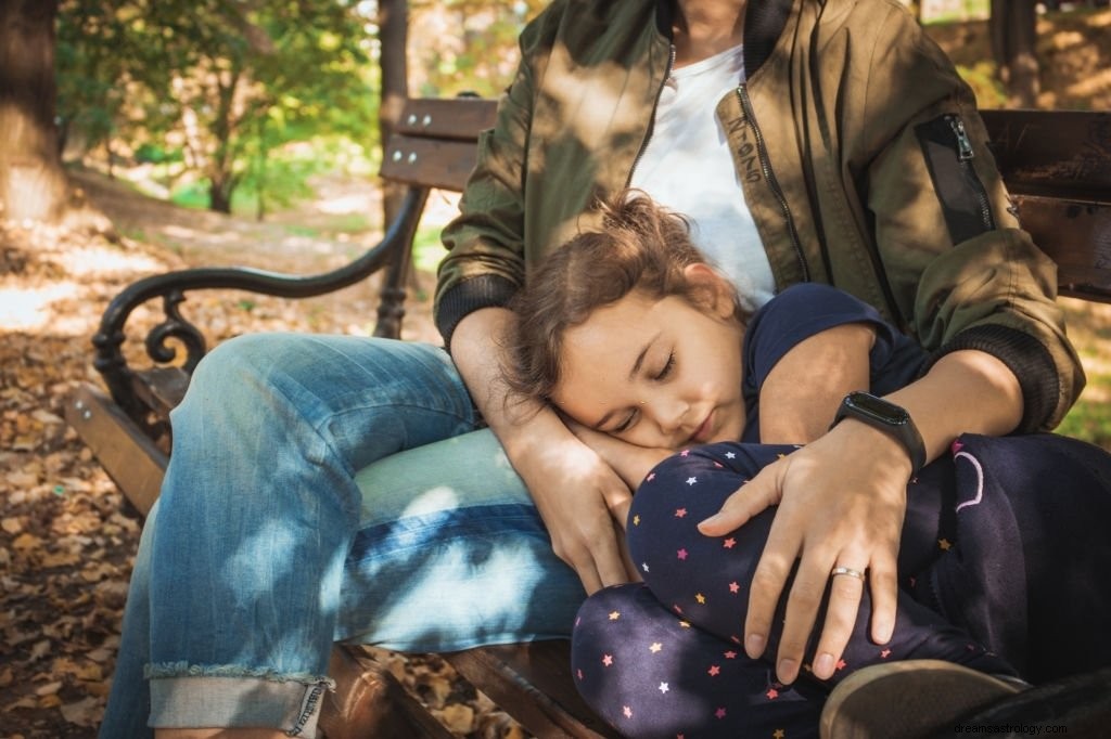 Dziecko na kolanach – znaczenie i symbolika snu