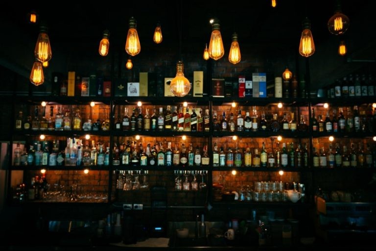 Bar – Significado e simbolismo dos sonhos