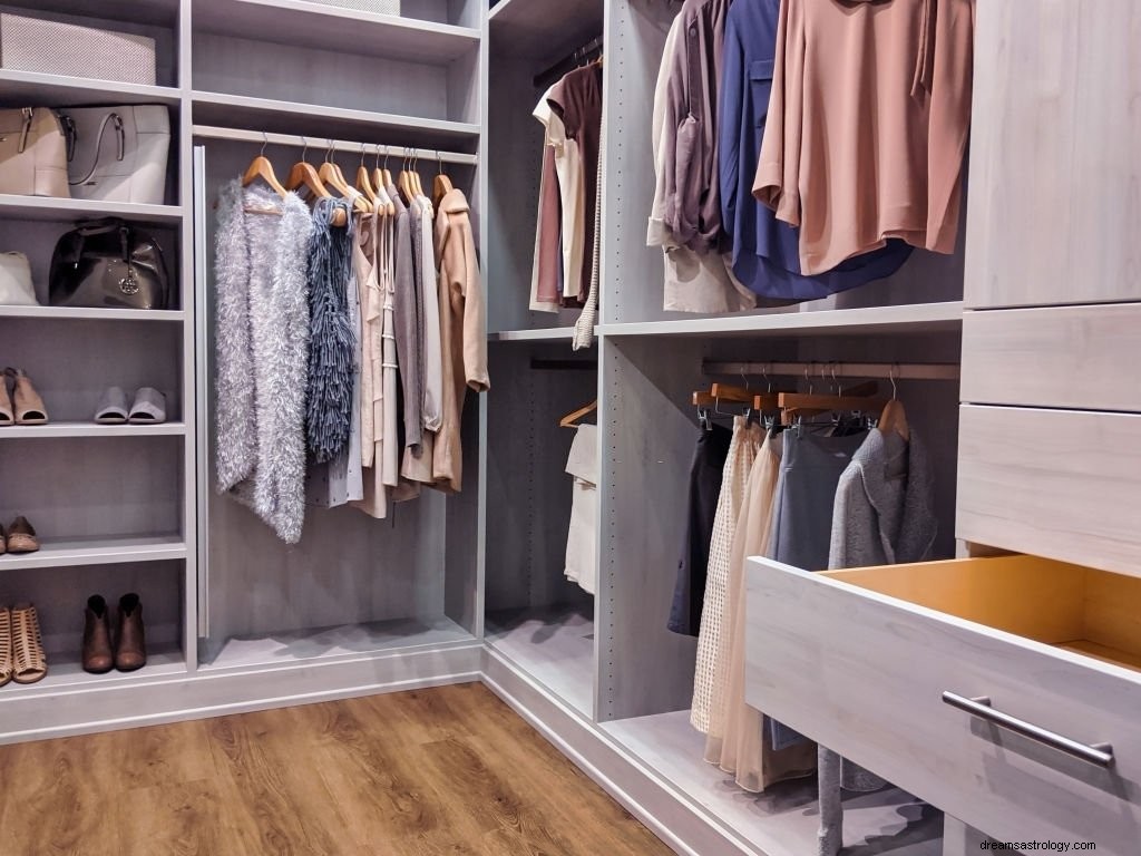 Garderobe – Droombetekenis en symboliek