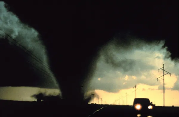 Hvad betyder det, når du drømmer om tornadoer