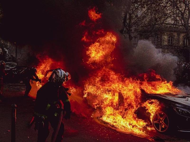 Co to znamená snít o hořícím autě:Duchovní vhled a symbolika 