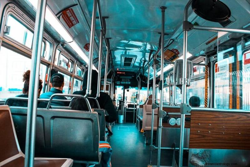 Co to znamená snít o řízení autobusu:Duchovní postřehy a symbolické lekce 