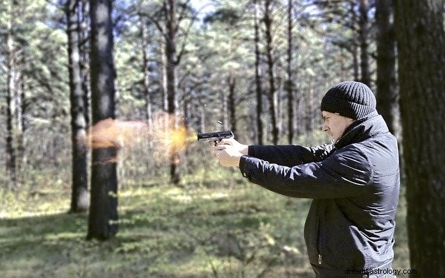 Interpretace snů o zbraních:Co znamená střílet nebo být zastřelen 