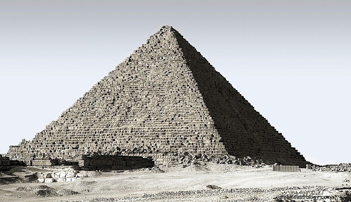 Pyramidy ve snech:Odemknutí symbolického významu a energetických vhledů 