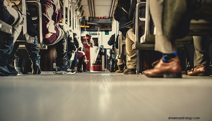 Dekódování snění o autobusu:nahlédnutí do vaší životní cesty a osobní kontroly 